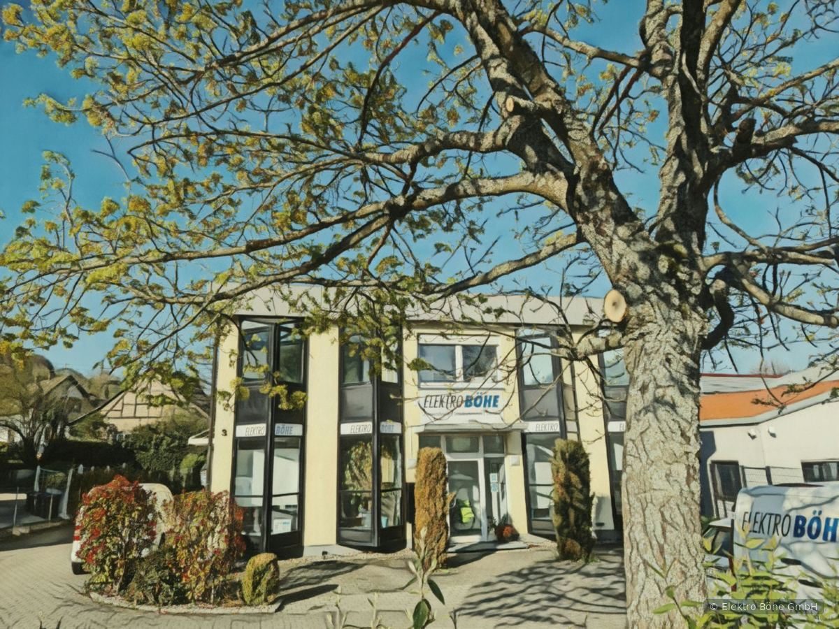 Das Firmengebäude der Elektro Böhe GmbH in Sulzburg an einem sonnigen Frühlingstag